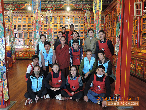 小組成員在西藏日喀則市扎什倫布寺合影